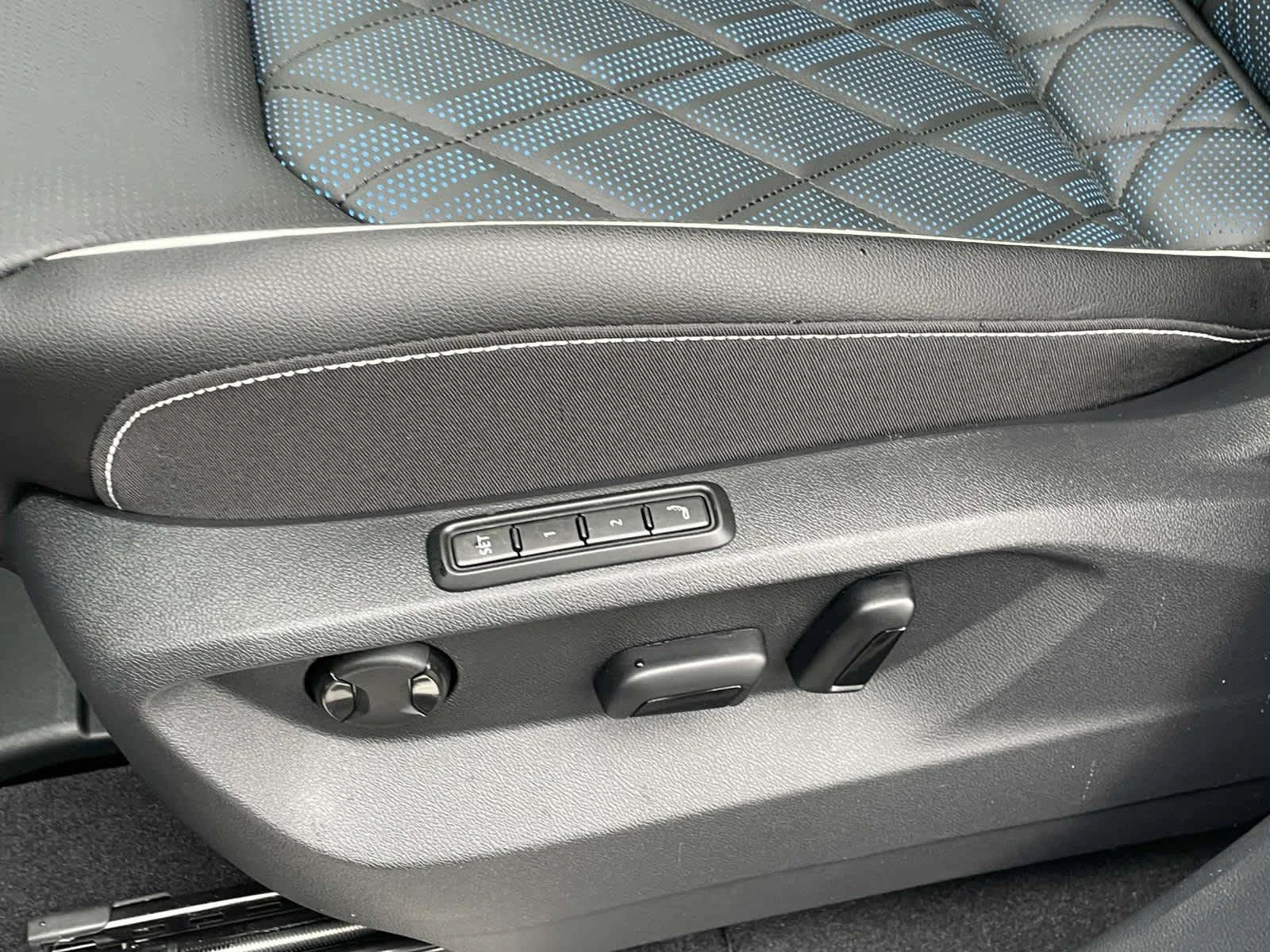 New 2026 Q3Q3/Silver Volkswagen 2.0T SEL Premium R-Line image 13