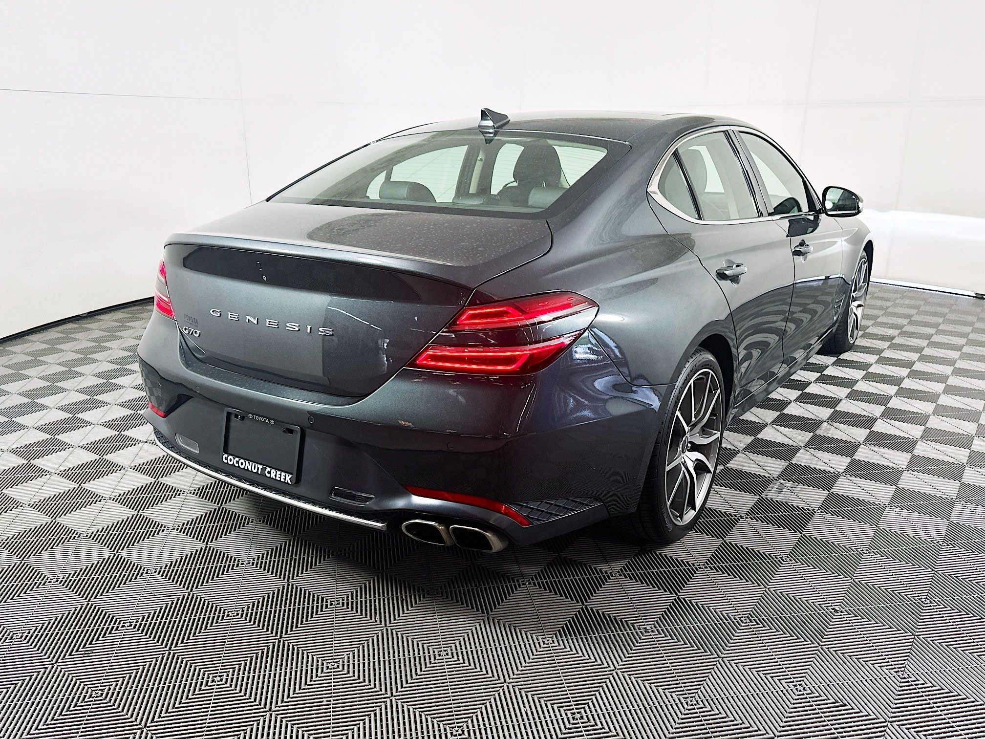 Used 2022 Black Forest Green Genesis 2.0T image 3