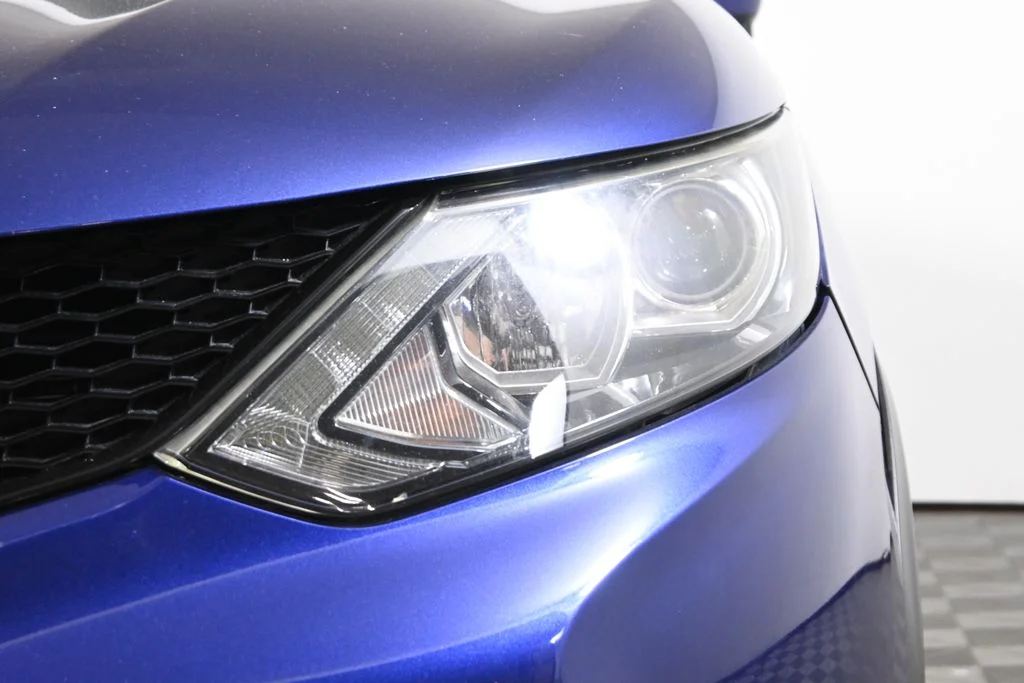 Used 2017 Blue Nissan SL image 11
