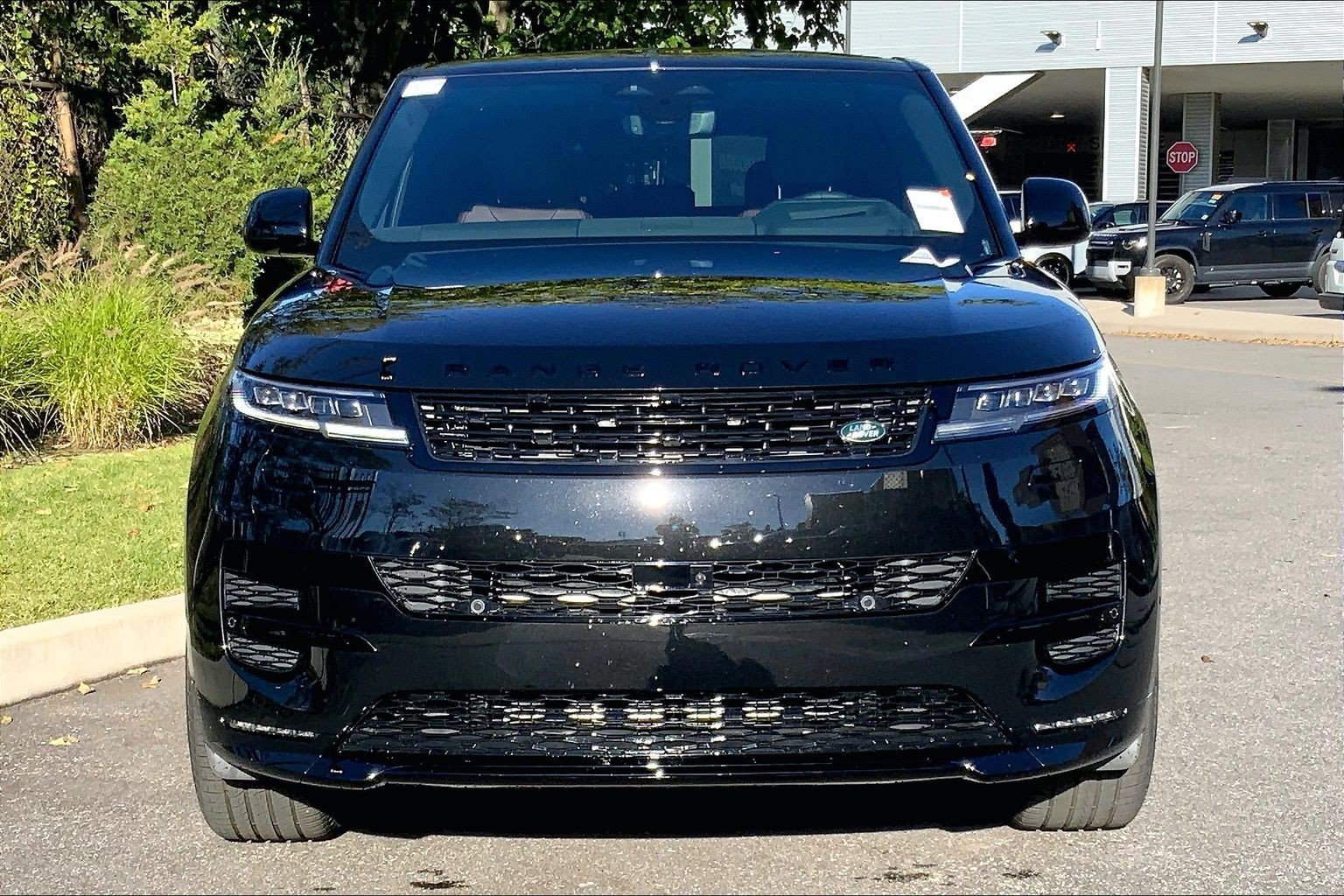 New 2027 Santorini Black Land Rover Dynamic SE P400 image 3