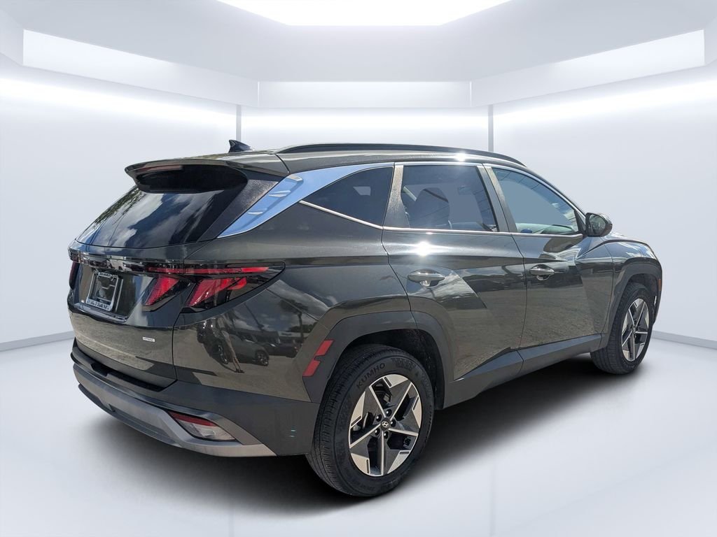 Used 2025 Green Hyundai SEL image 3
