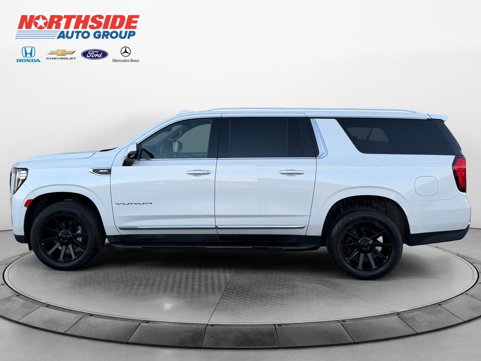 Used 2022 White Frost Tricoat GMC SLT image 4