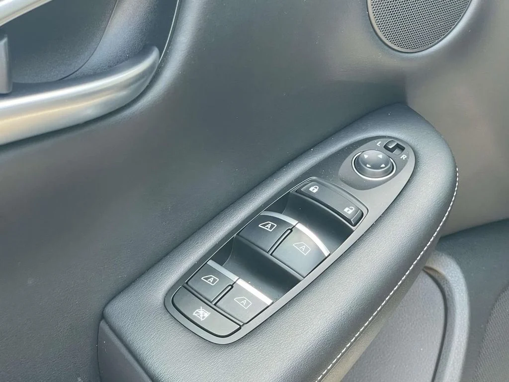 Used 2022 Gray INFINITI PURE image 18