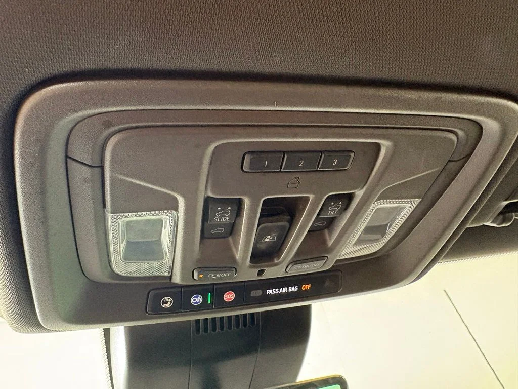 Used 2024 White GMC Denali image 44