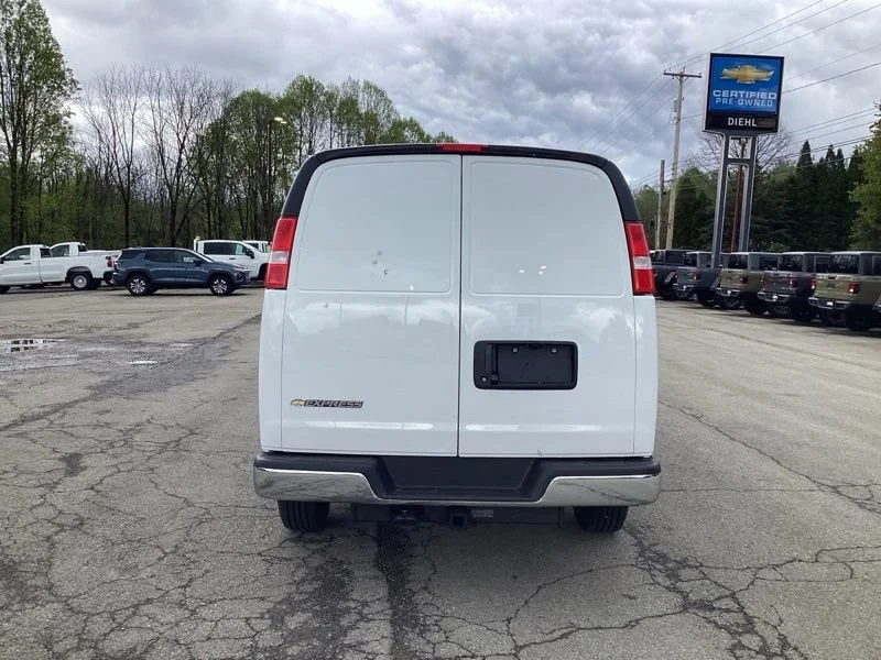 New 2026 Summit White Chevrolet WT image 6