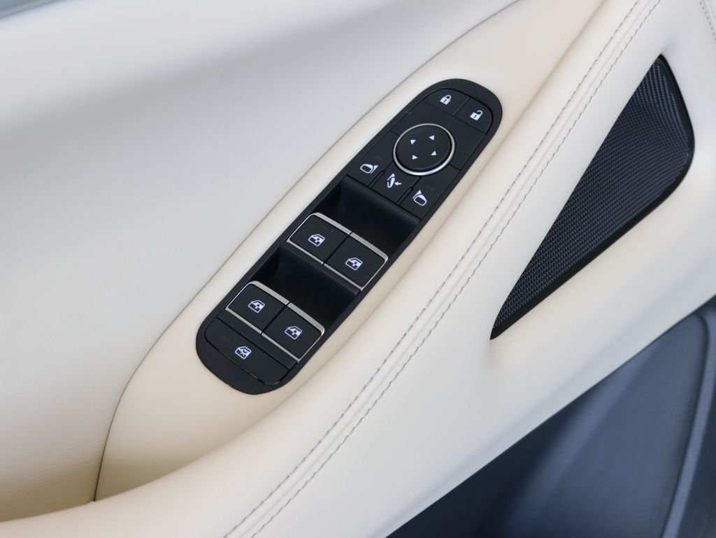 Used 2023 White INFINITI LUXE image 19