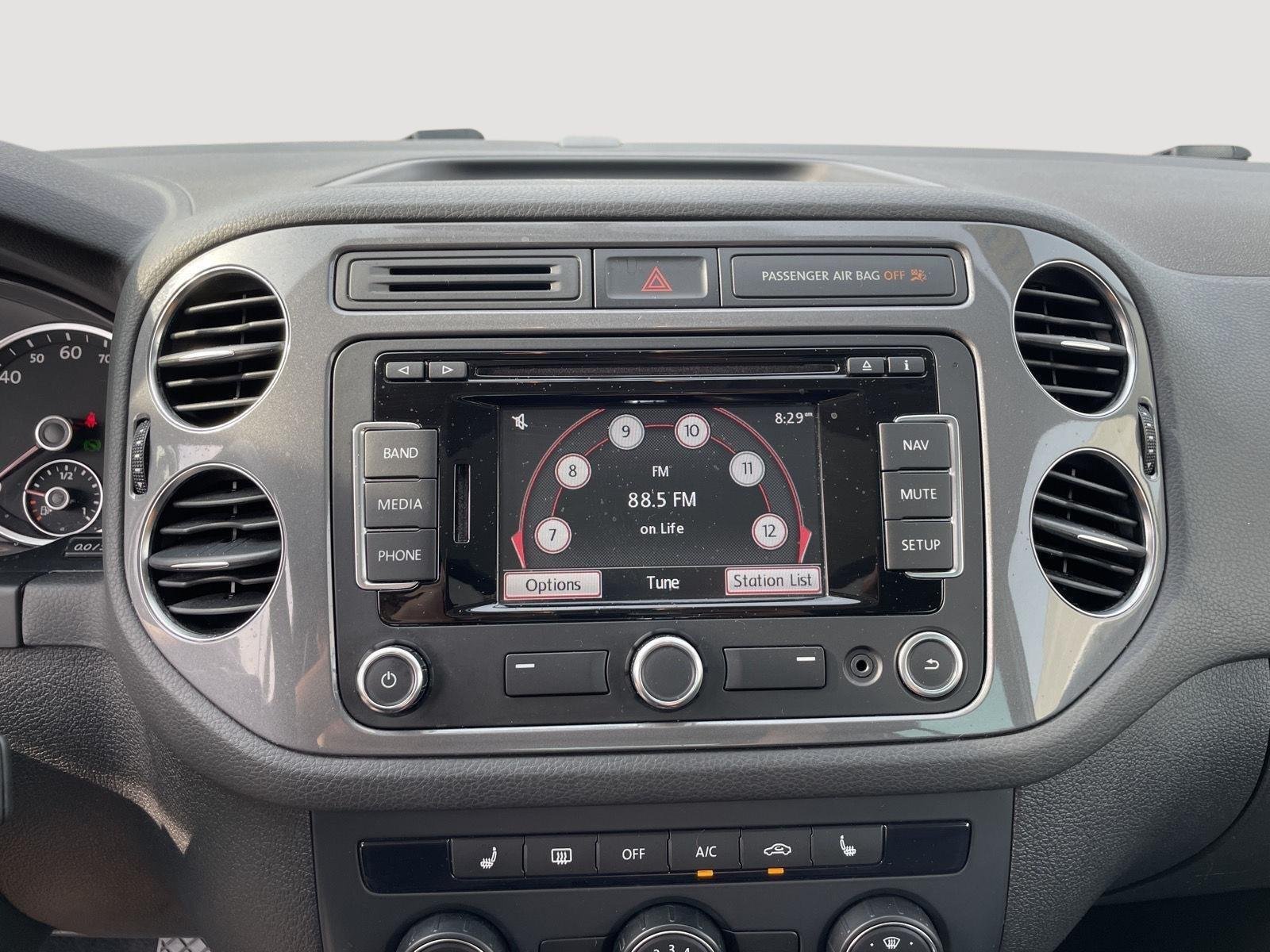 Used 2013 Candy White Volkswagen SE w/Sunroof & Nav image 20