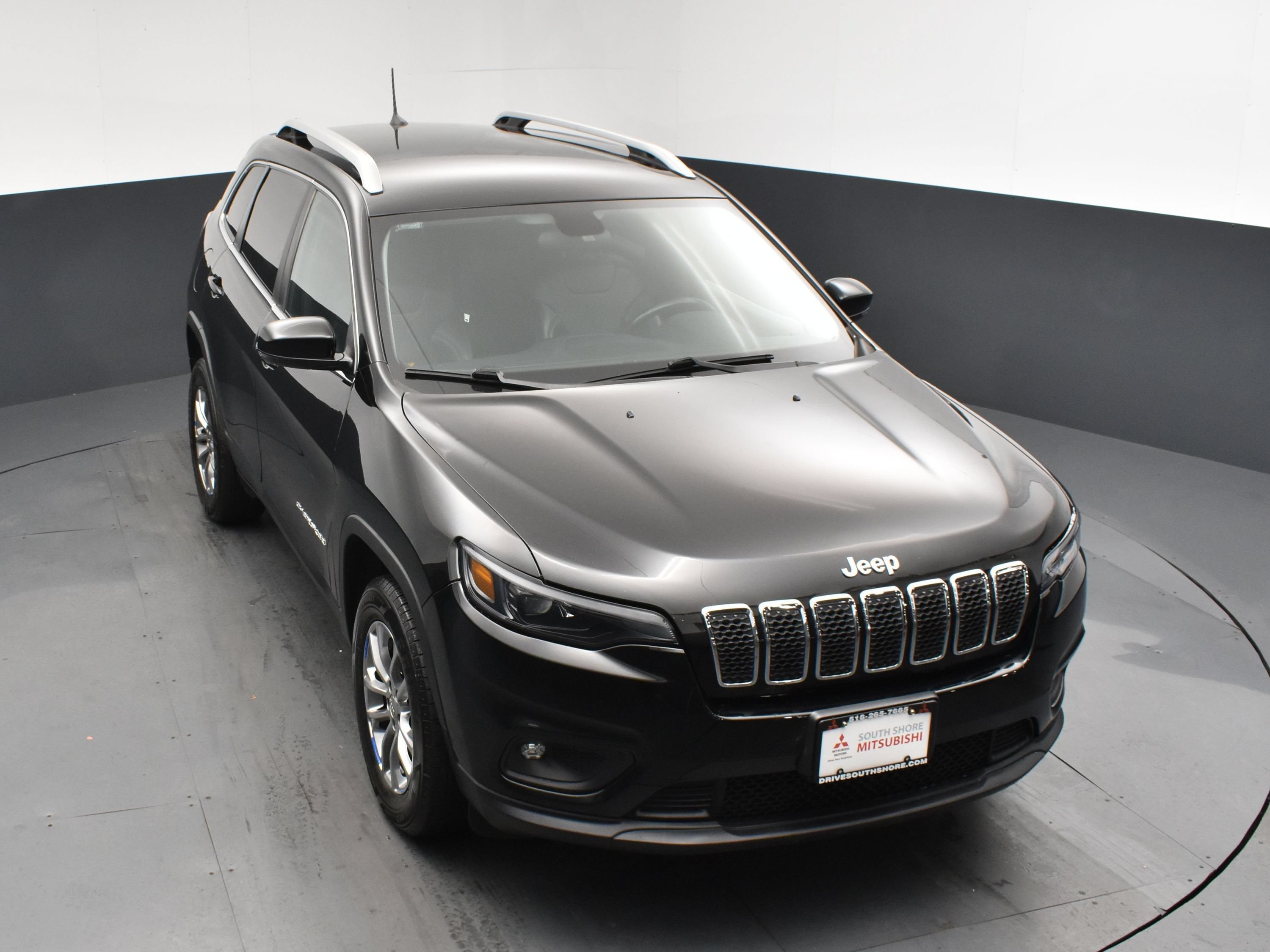 Used 2019 Diamond Black Crystal Pearlcoat Jeep Latitude Plus image 17