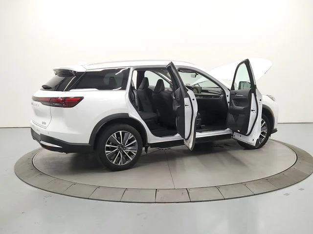 Used 2026 White INFINITI LUXE image 16