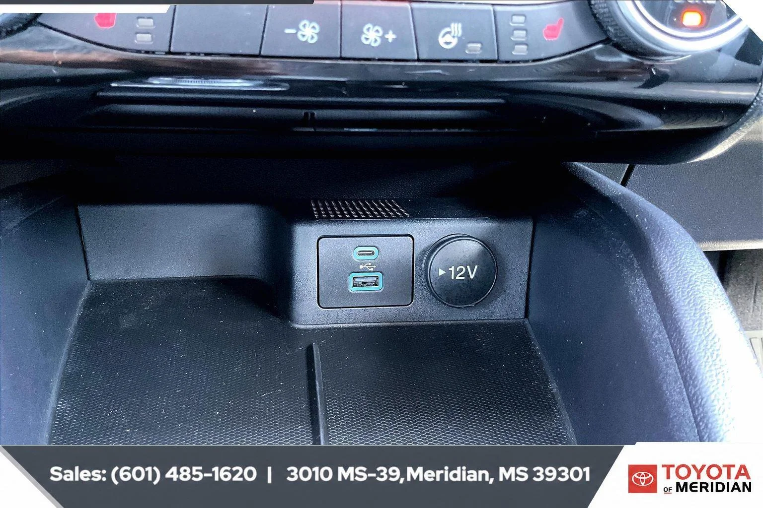 Used 2022 Oxford White Ford SE image 23