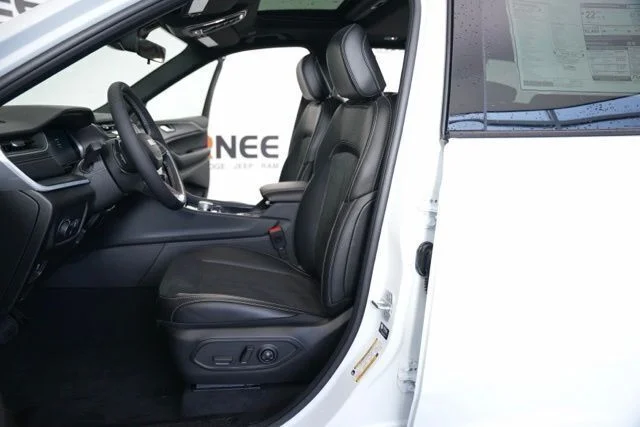 New 2025 Bright White Clear-Coat Exterior Paint Jeep Altitude X image 29