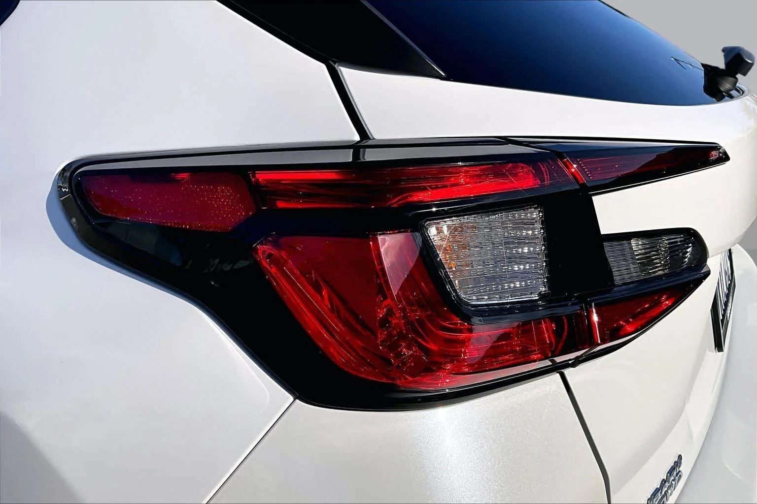 Used 2024 Crystal White Pearl Subaru Limited image 27
