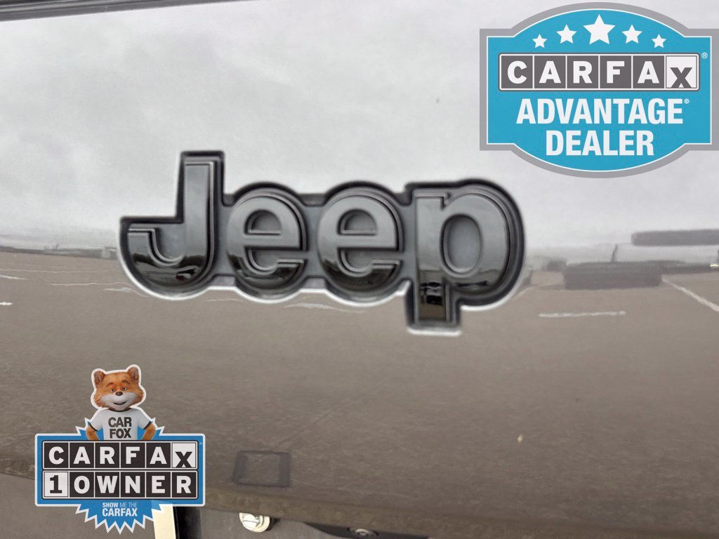 Used 2025 Gray Jeep Limited 4x4 image 10