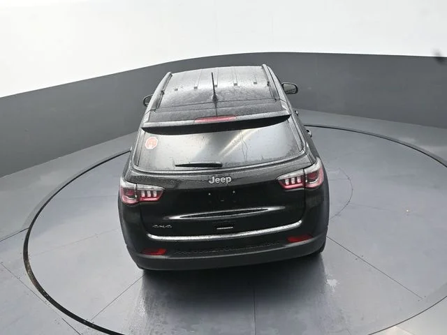 New 2026 Diamond Black Crystal Pearl-Coat Exterior Paint Jeep Latitude image 16
