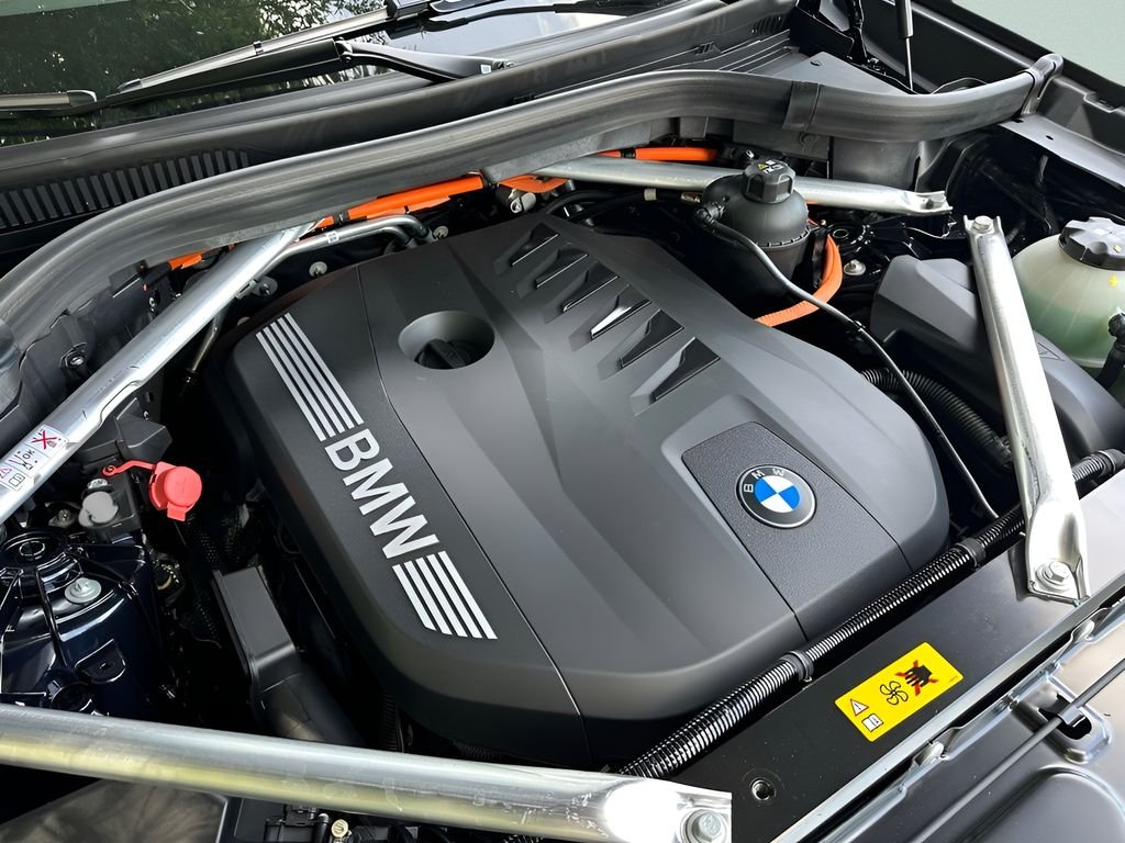 New 2026 Carbon Black Metallic BMW xDrive50e image 25