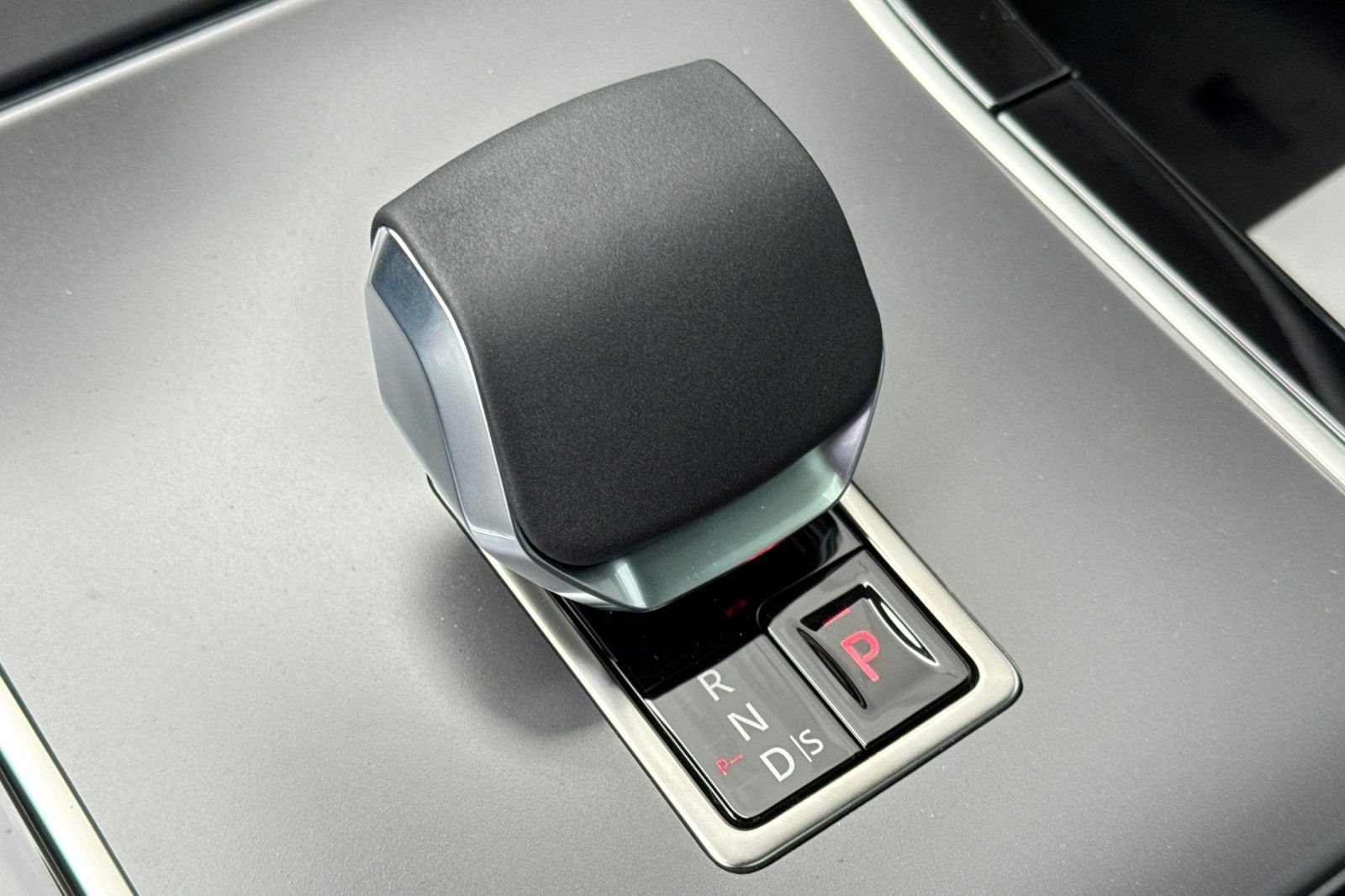 New 2026 Santorini Black Land Rover S image 24