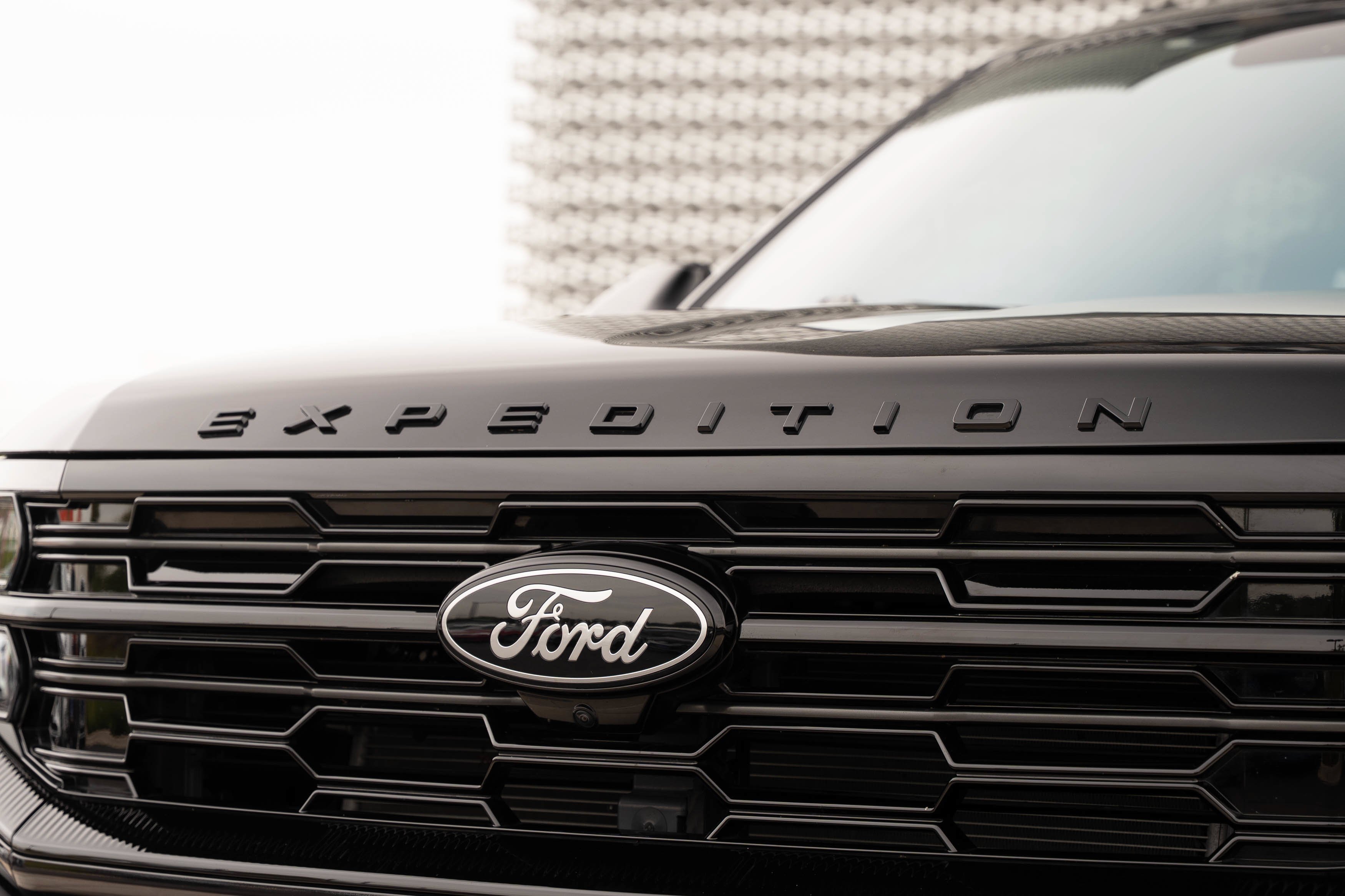 Used 2025 Agate Black Metallic Ford Platinum image 41