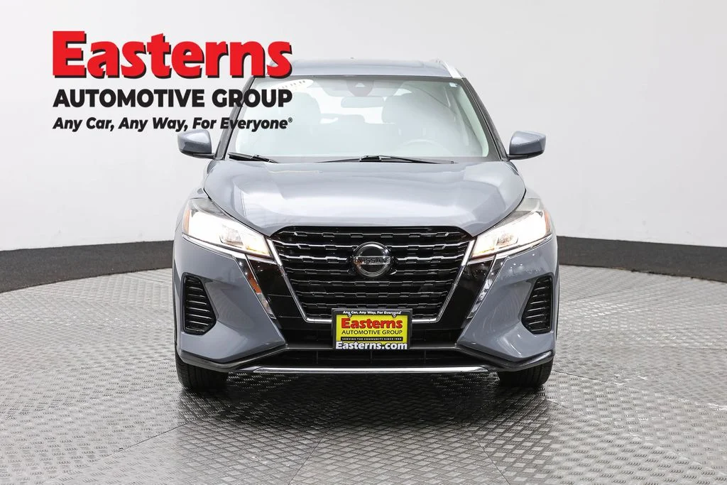 Used 2021 Gray Nissan SV image 2