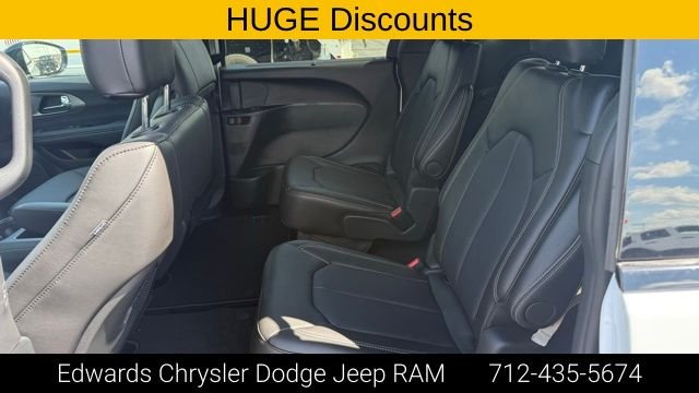 2026 Chrysler Pacifica Select - Photo 29