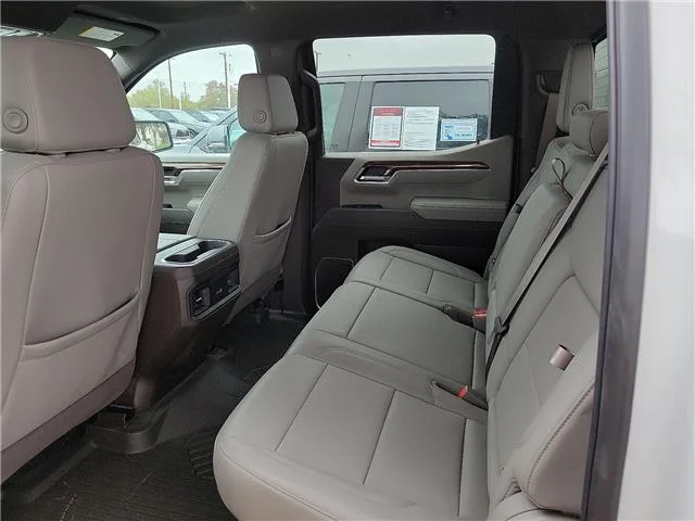 Used 2025 Summit White Chevrolet LT Trail Boss 4x4 Crew Cab 5.75 ft. box 147.4 in. image 6