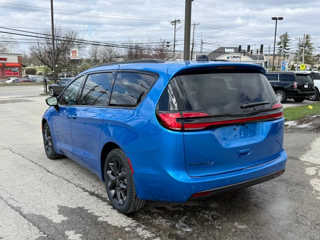 New 2026 Hydro Blue Pearl-Coat Exterior Paint Chrysler Select image 8