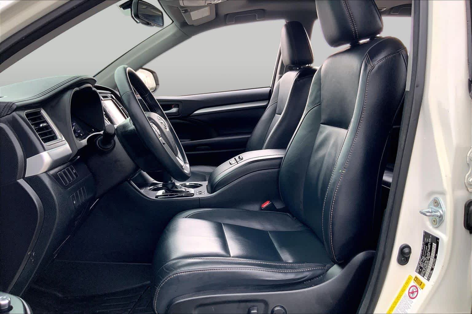 Used 2016 Blizzard Pearl Toyota XLE image 8