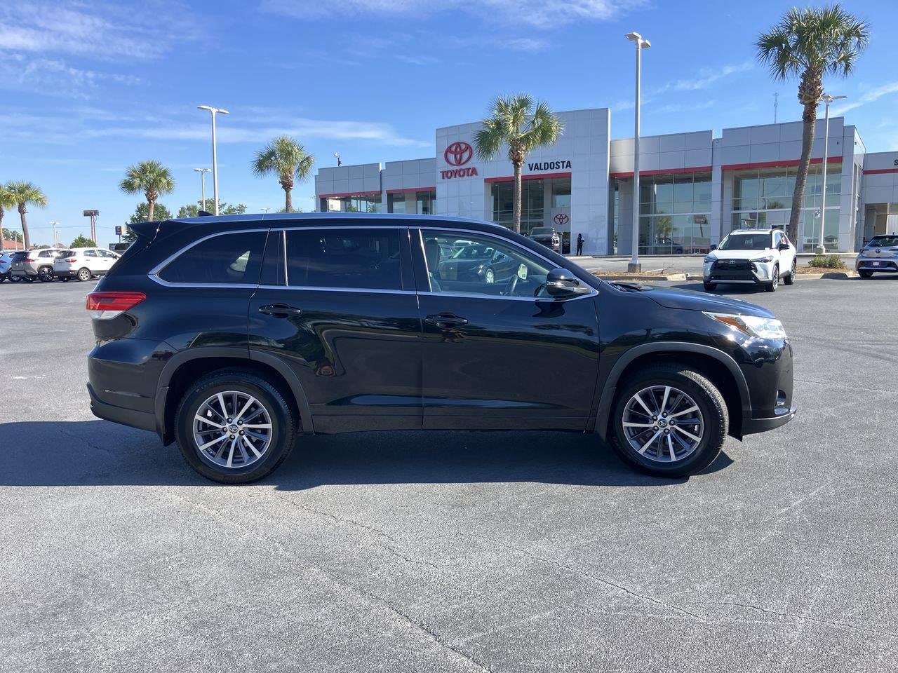 Used 2017 Black (Midnight Black Metallic) Toyota XLE AWD image 6