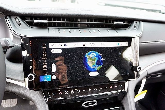 New 2026 Diamond Black Crystal Pearl-Coat Exterior Paint Jeep Limited image 31