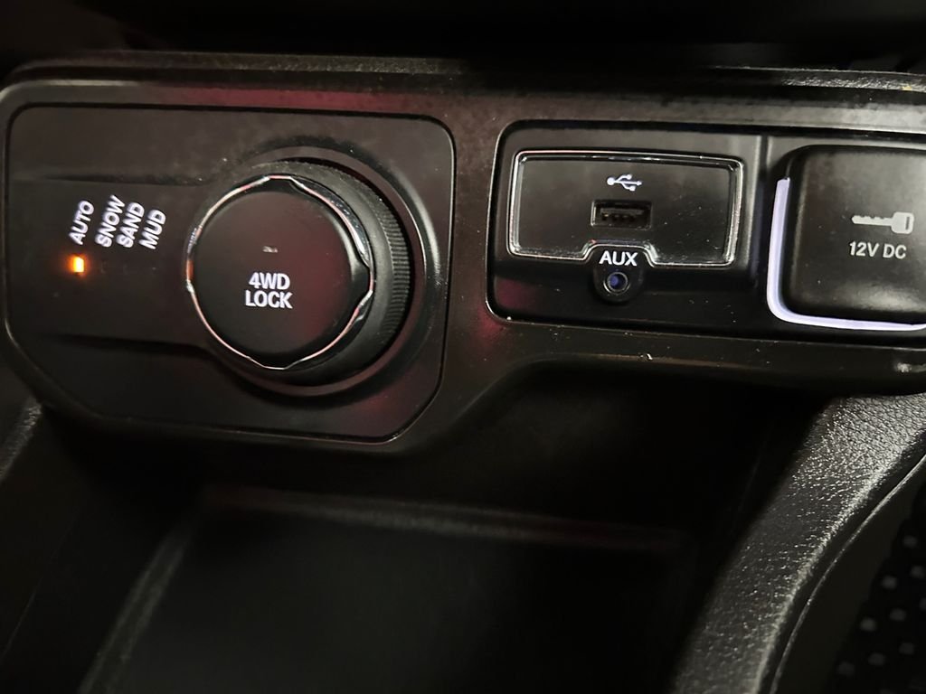 Used 2023 White Jeep Latitude image 30