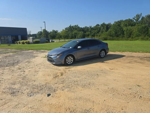Used 2025  Toyota LE image 3