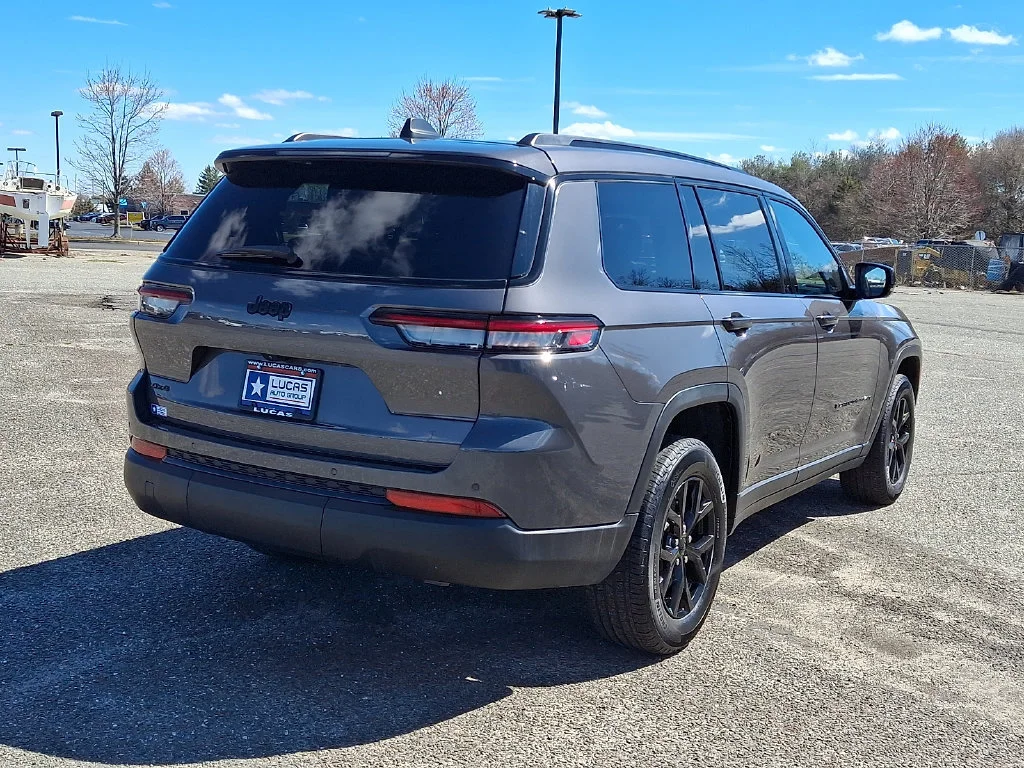 Used 2024 Baltic Gray Metallic Clearcoat Jeep Altitude image 11