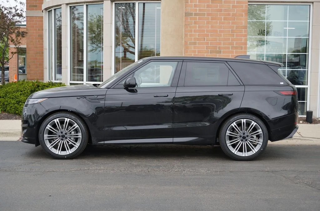 New 2026 Santorini Black Land Rover Dynamic SE image 2