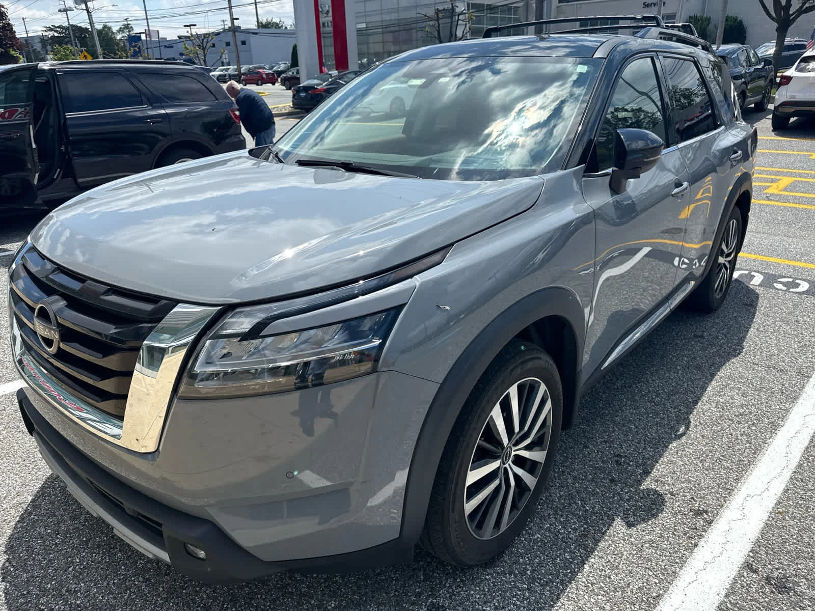 2022 Nissan Pathfinder Platinum 4WD's photo