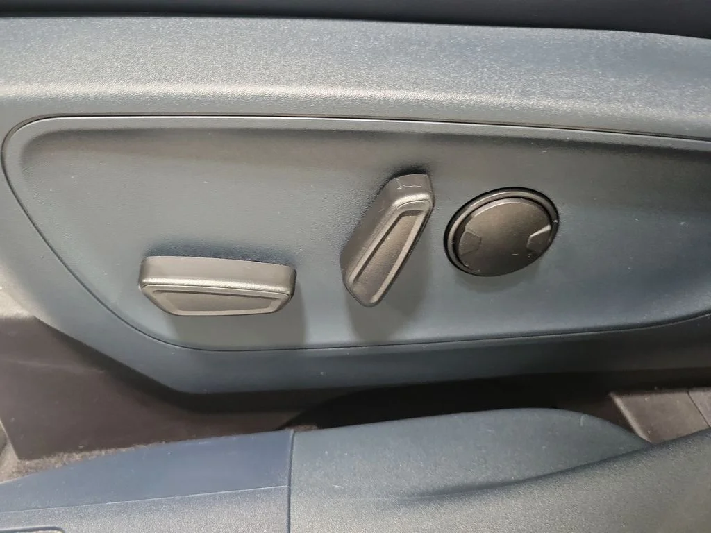Used 2024  Ford Lariat image 30