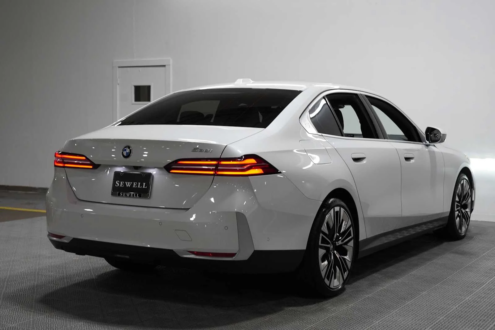 Used 2026 Mineral White Metallic BMW 530i image 4