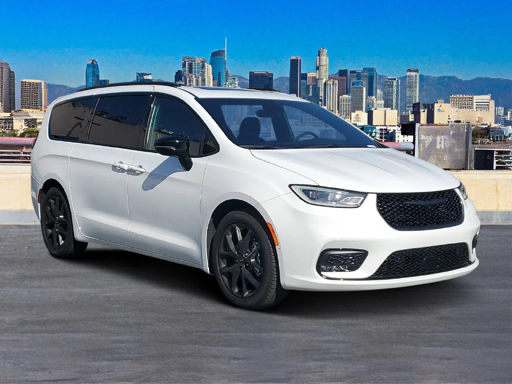 Used 2025 White Chrysler Limited image 3
