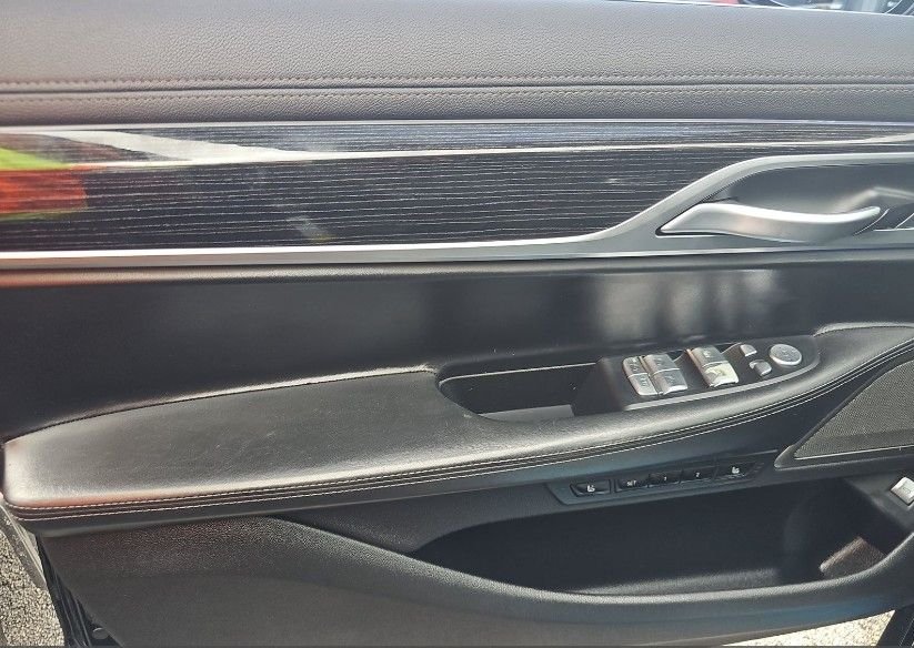 Used 2022 Black BMW 740i image 7