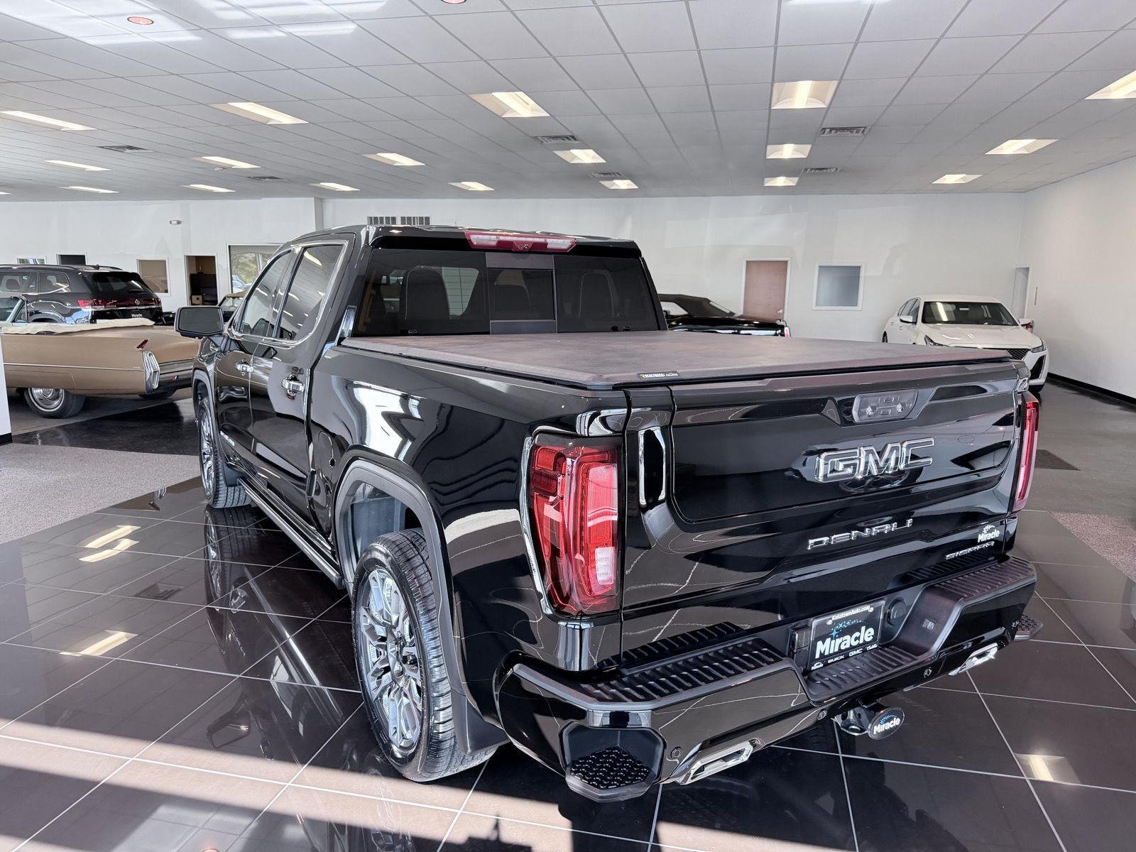 Used 2025 Onyx Black GMC Denali Ultimate image 5