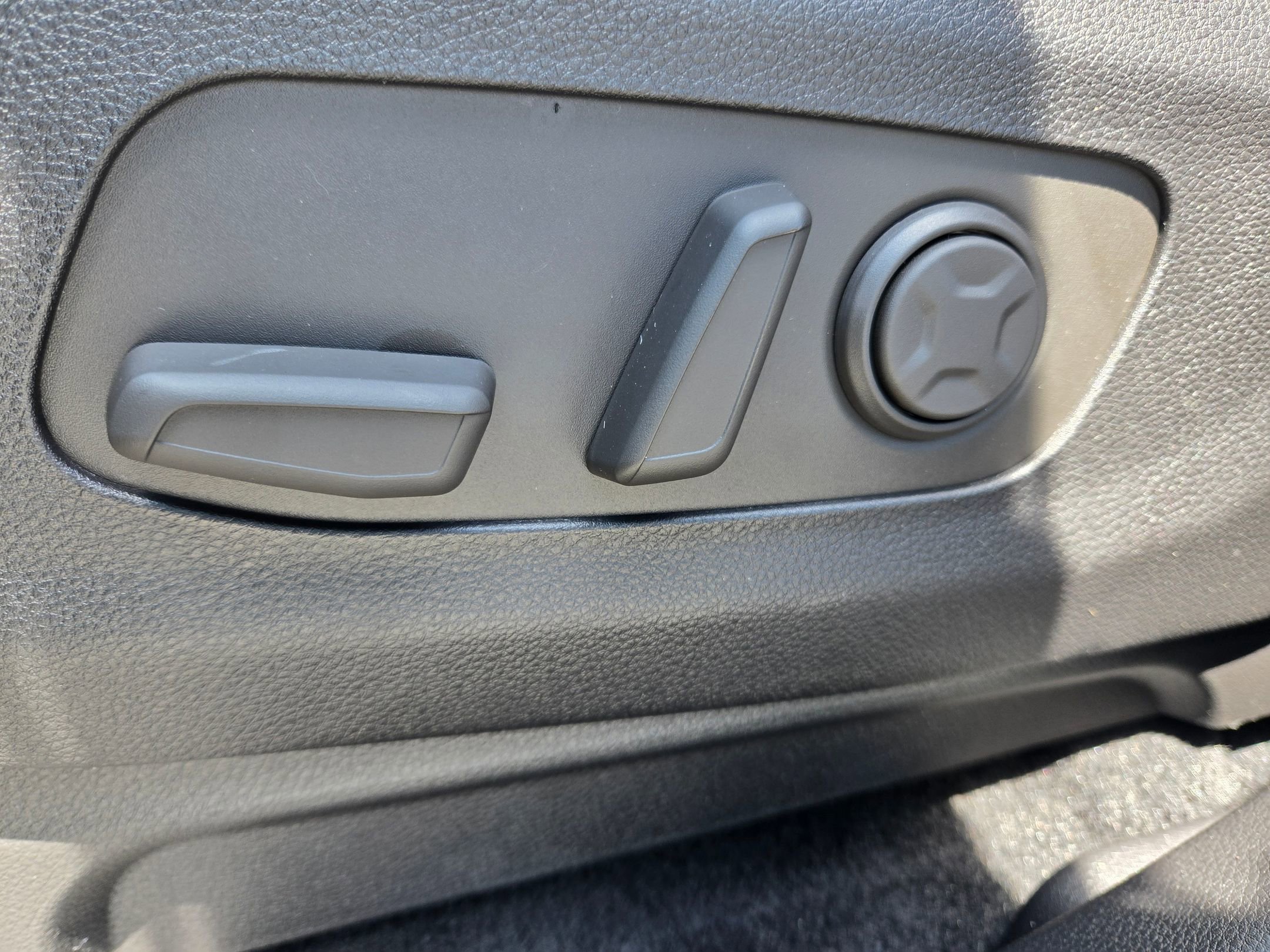 New 2026 Ceramic Silver Kia EX image 24