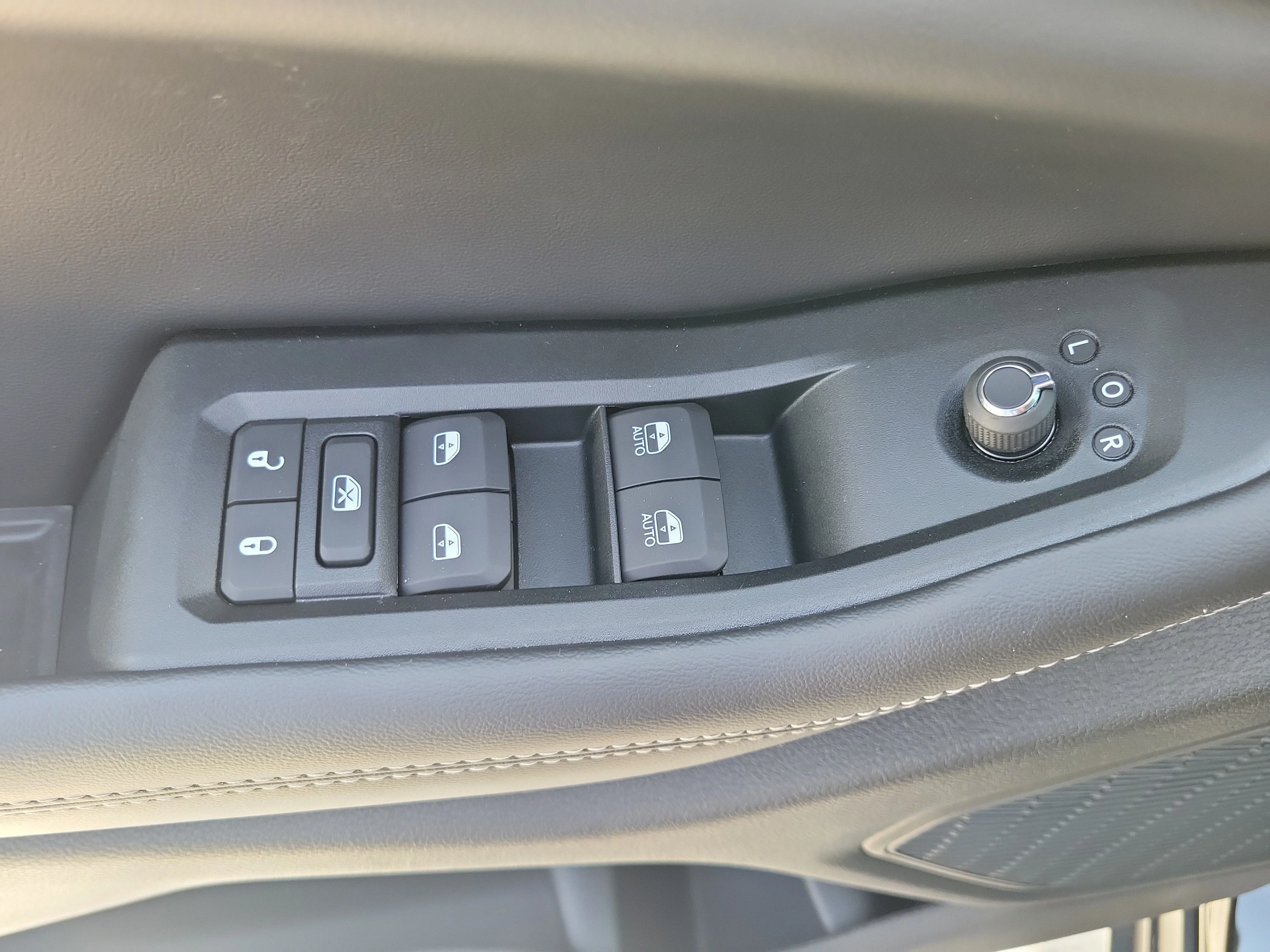 New 2026 Diamond Black Crystal Pearlcoat Jeep Laredo X image 22