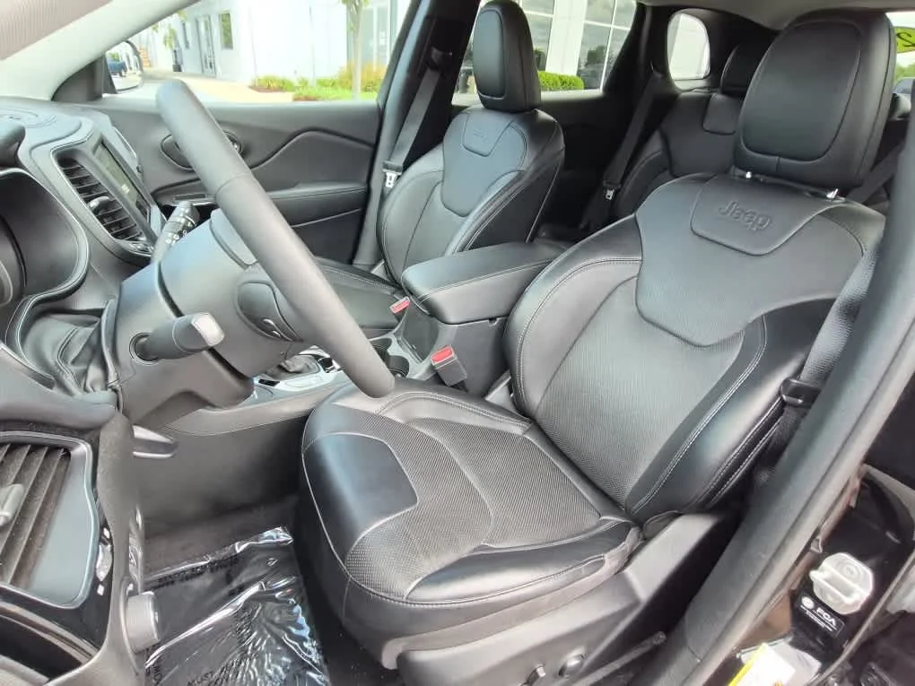 Used 2023 Diamond Black Crystal Pearlcoat Jeep Altitude Lux image 10