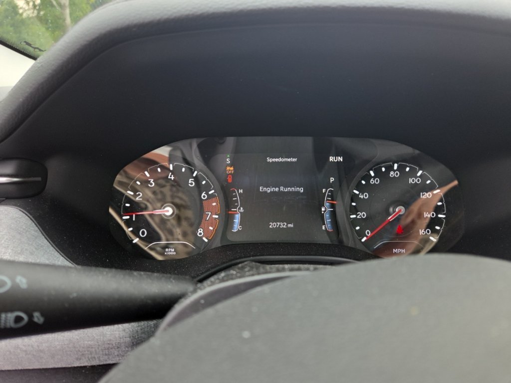 Used 2022 Silver Jeep Latitude image 8