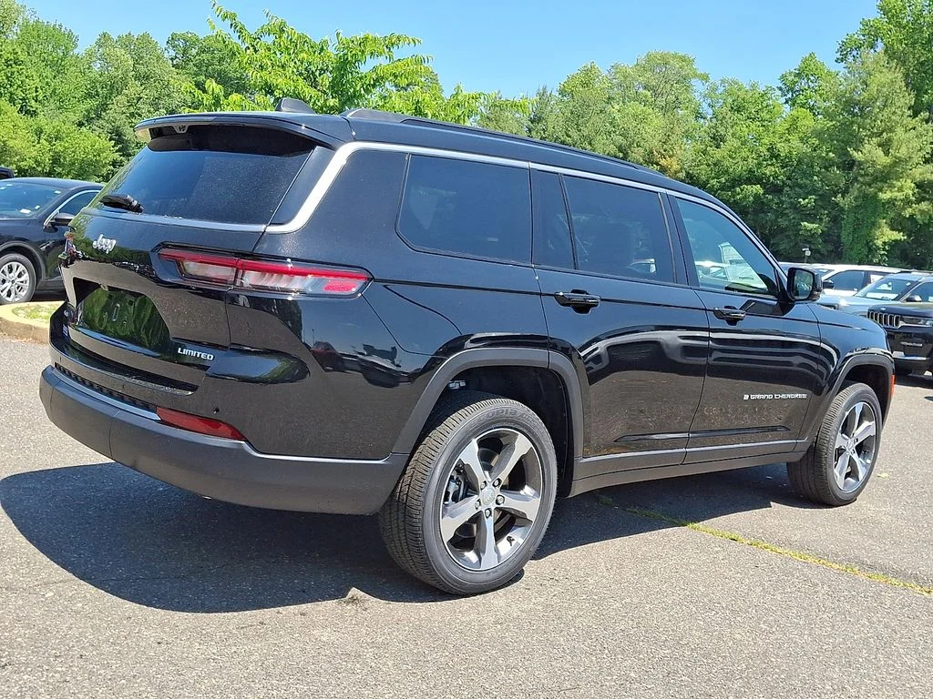 New 2026 Diamond Black Crystal Pearl-Coat Exterior Paint Jeep Limited image 4