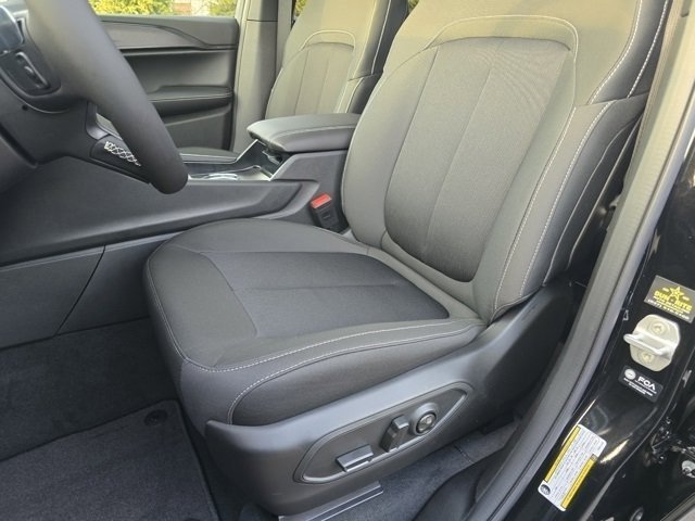 New 2026 Diamond Black Crystal Pearl-Coat Exterior Paint Jeep Laredo image 6