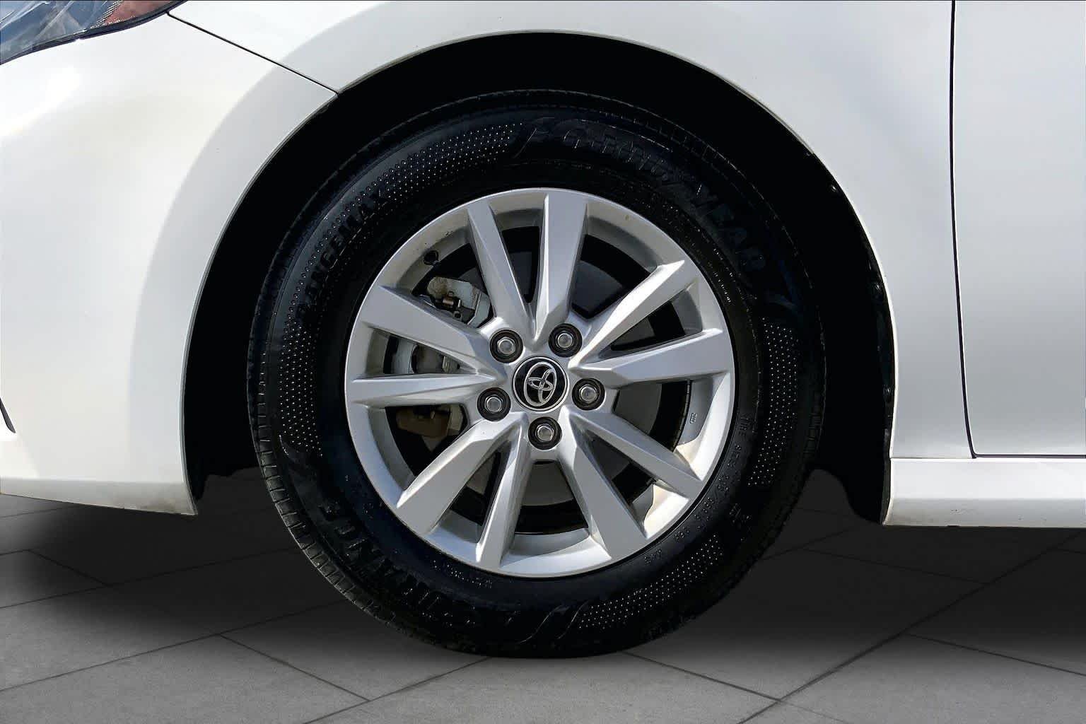 Used 2025 Ice Cap Toyota LE image 11