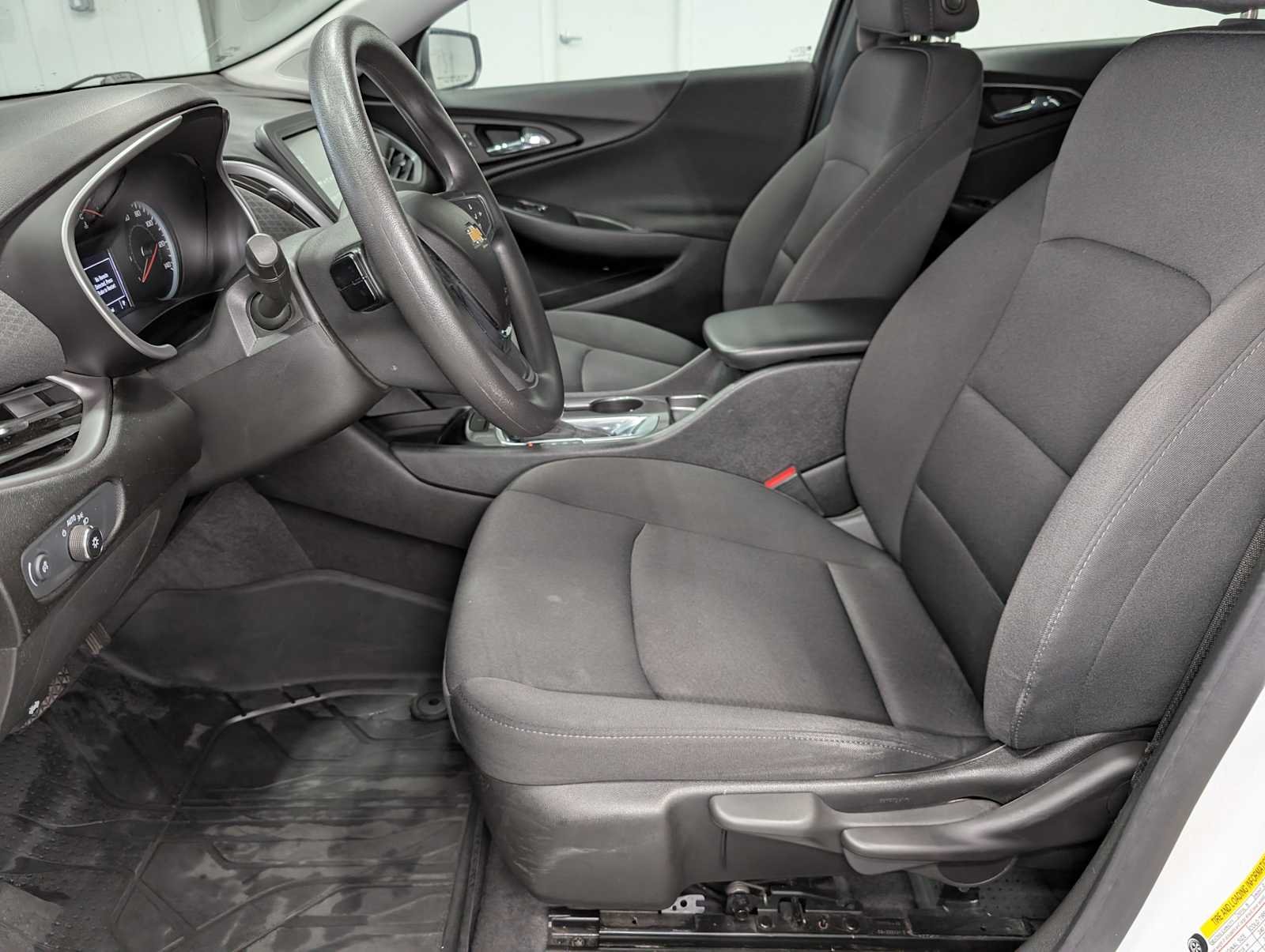 Used 2018 Summit White Chevrolet LS image 4