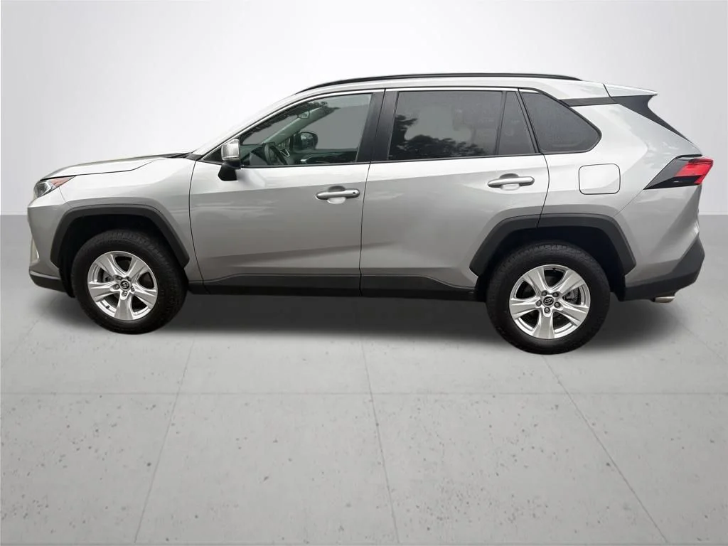 Used 2021 Silver Toyota XLE image 9