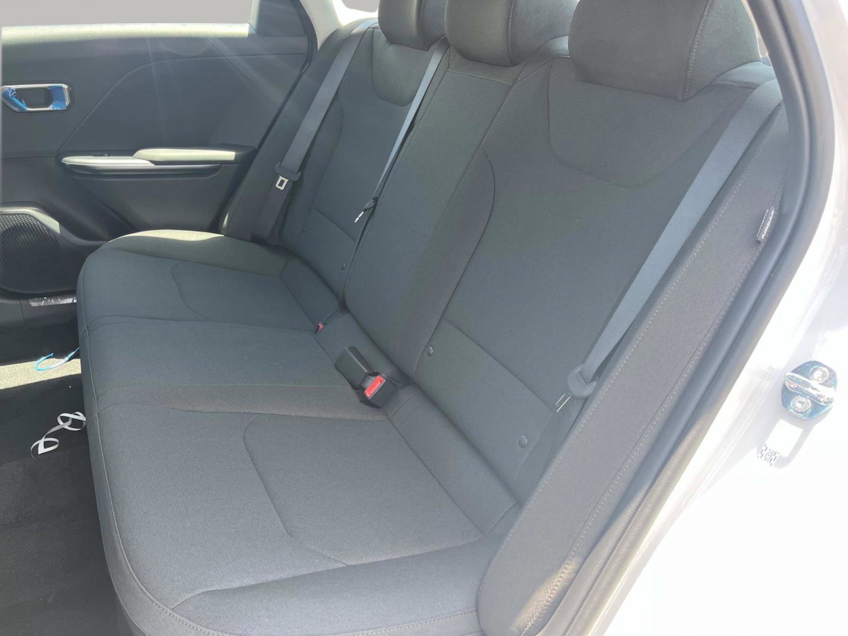 New 2026 Snow White Pearl Kia LX image 17