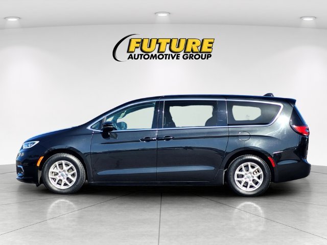 Used 2023 Black Chrysler Touring L image 7