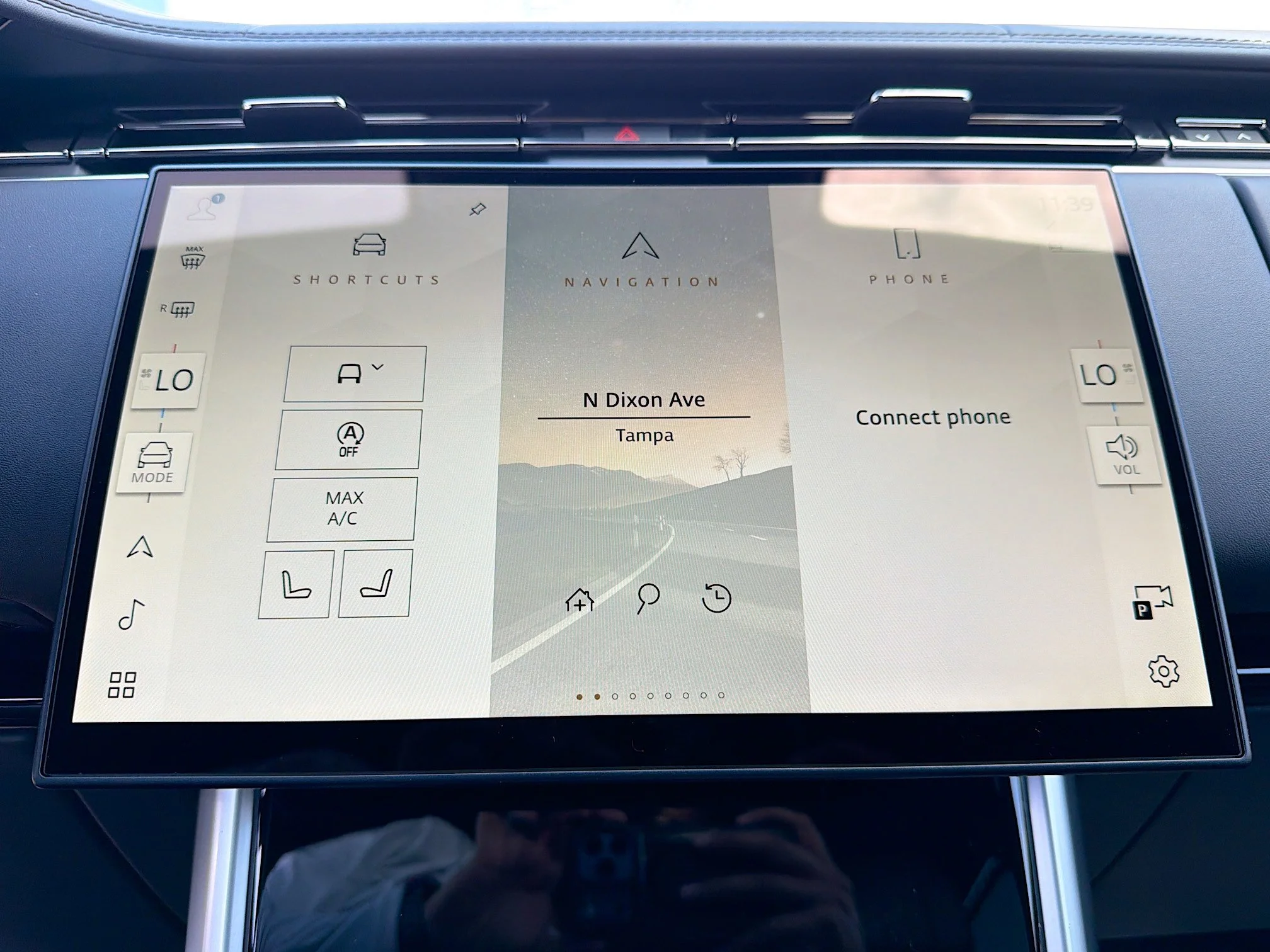 New 2026 Ostuni Pearl White Premium Metallic Land Rover SE image 30
